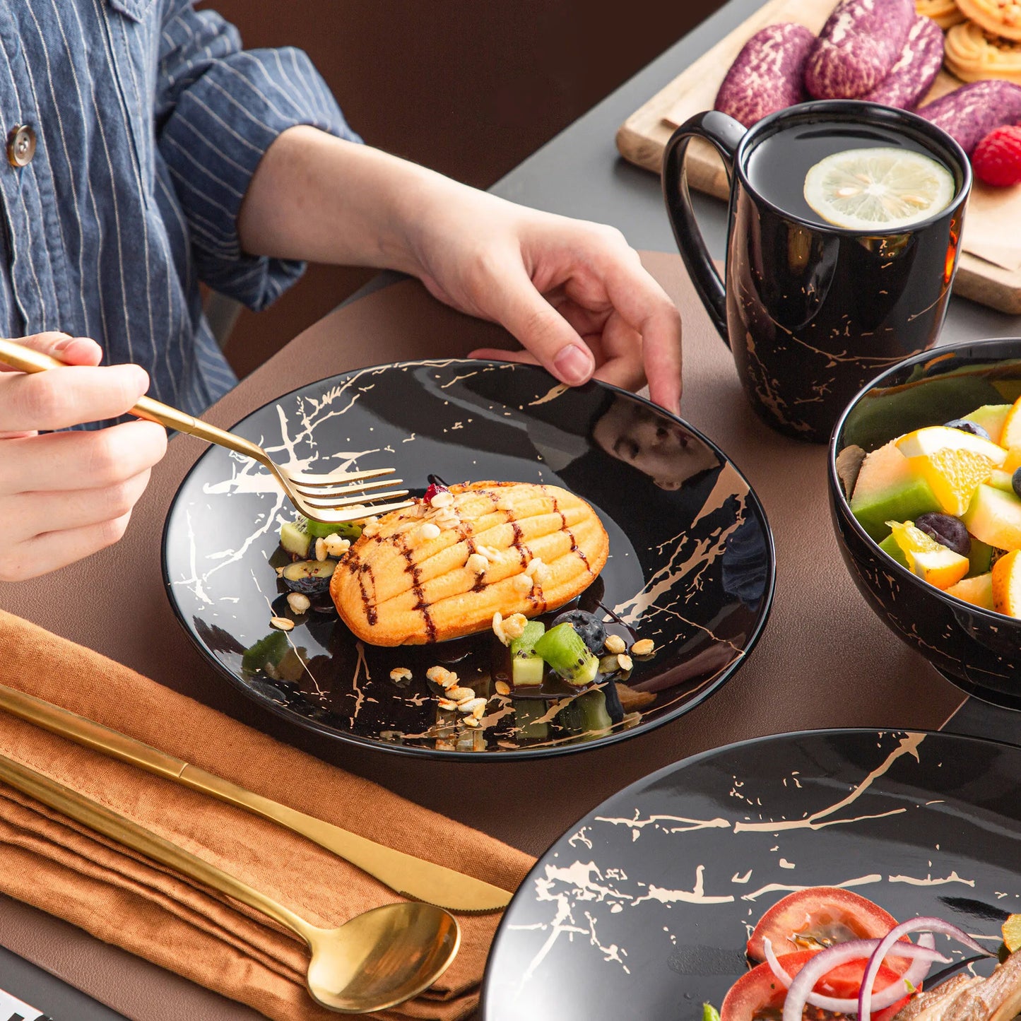 MALACASA Porcelain Dinnerware Set With Elegant Gold Splash Accents